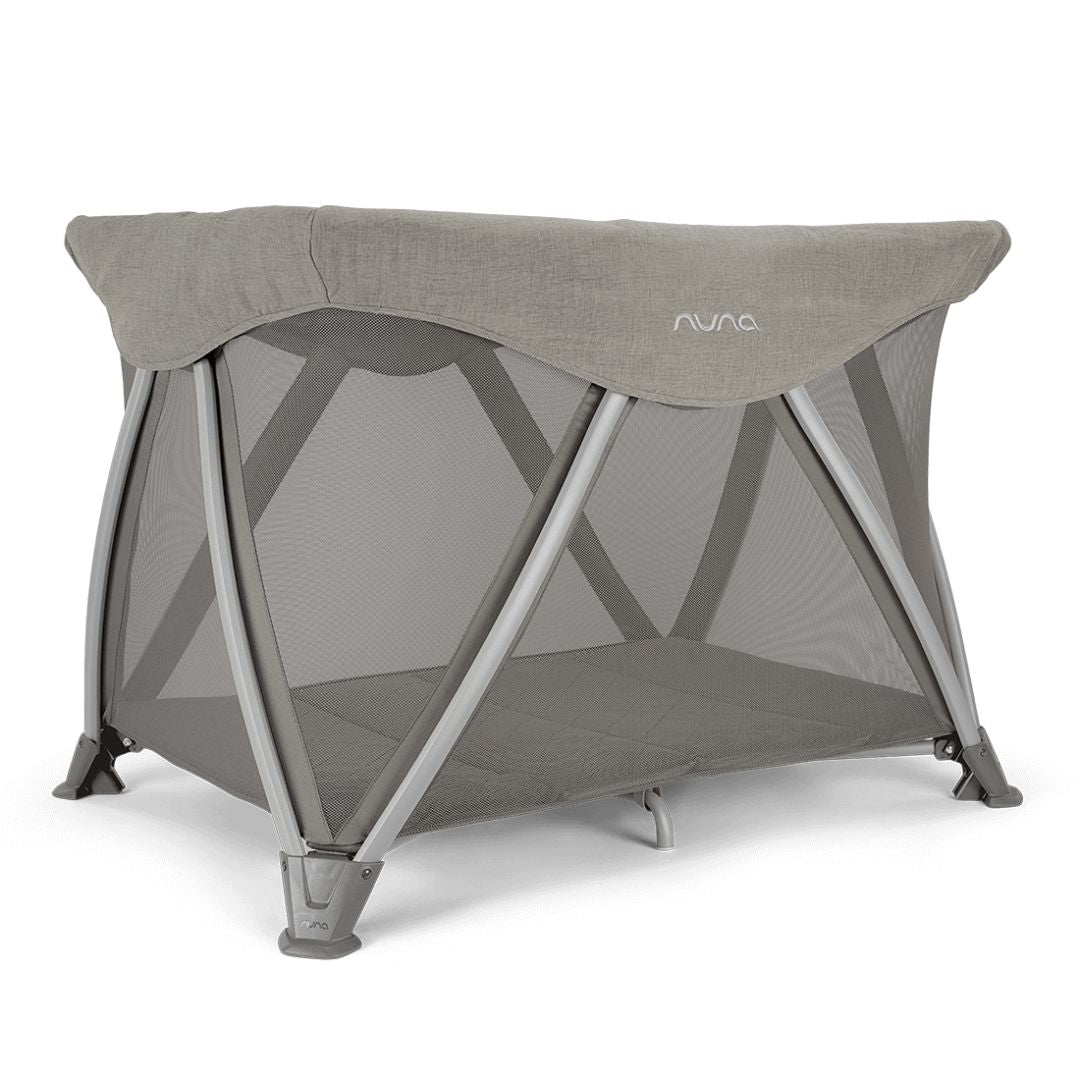 Nuna® Prenosna posteljica Sena™ Aire + rjuha Frost Nuna