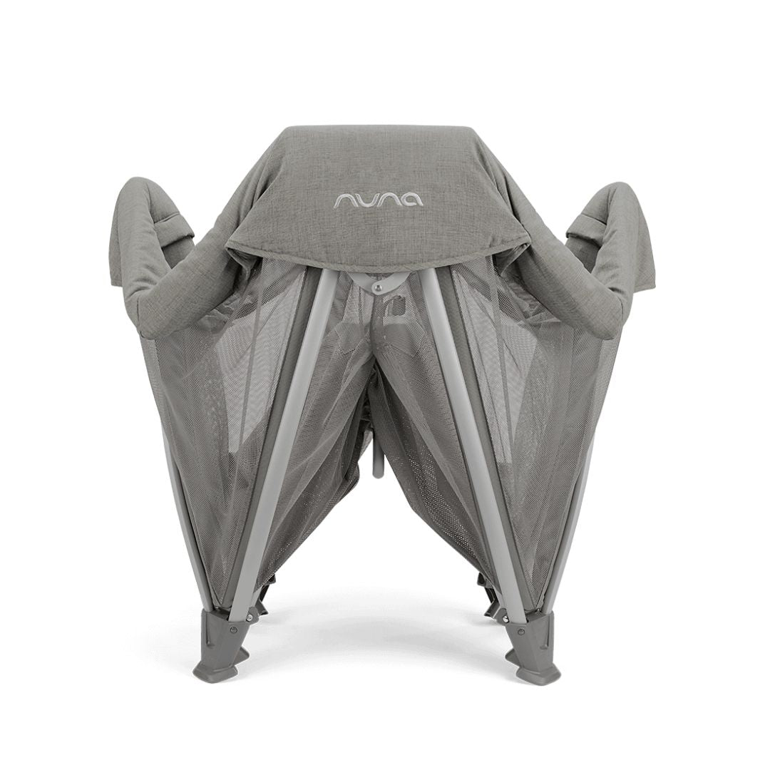 Nuna® Prenosna posteljica Sena™ Aire + rjuha Frost Nuna