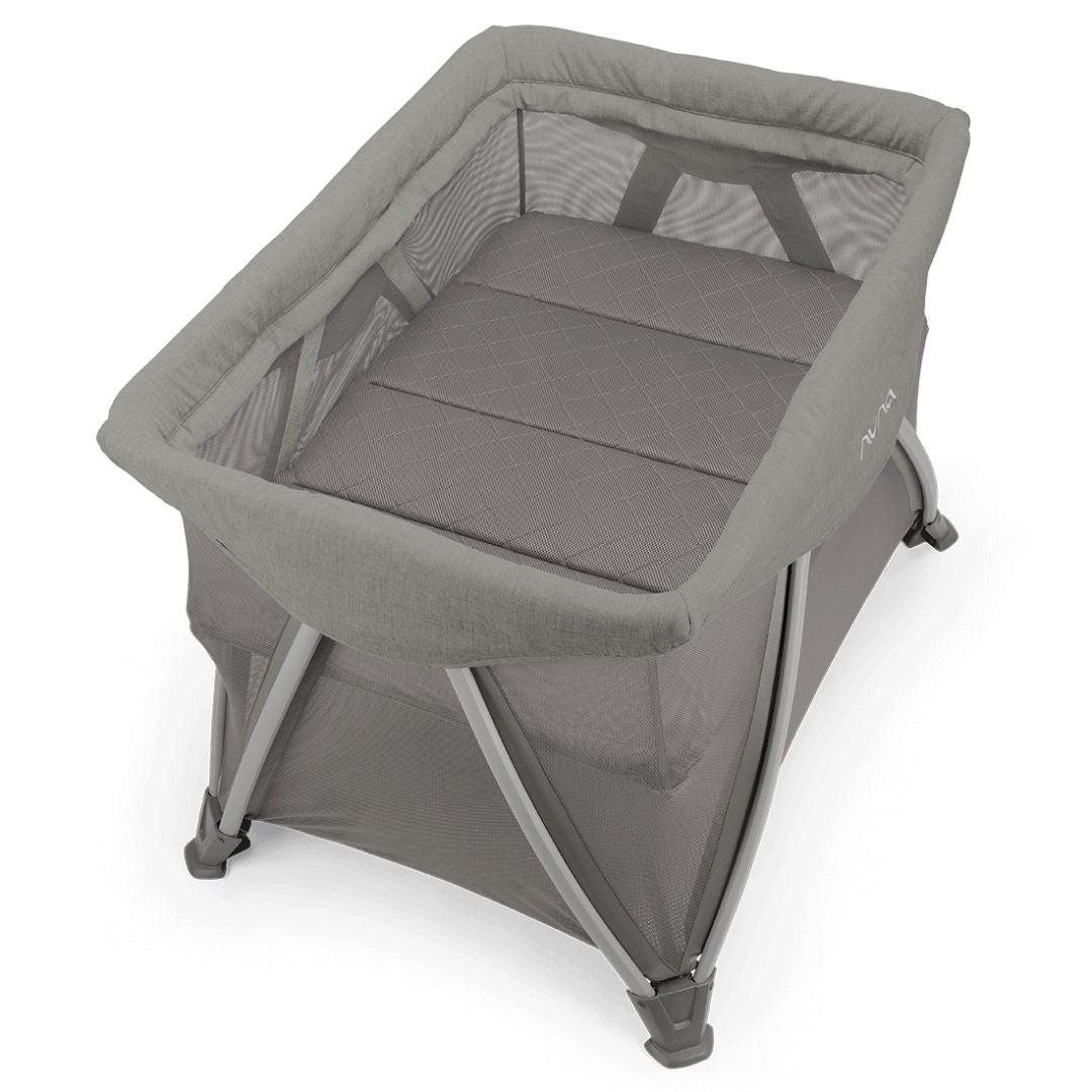 Nuna® Prenosna posteljica Sena™ Aire + rjuha Frost Nuna
