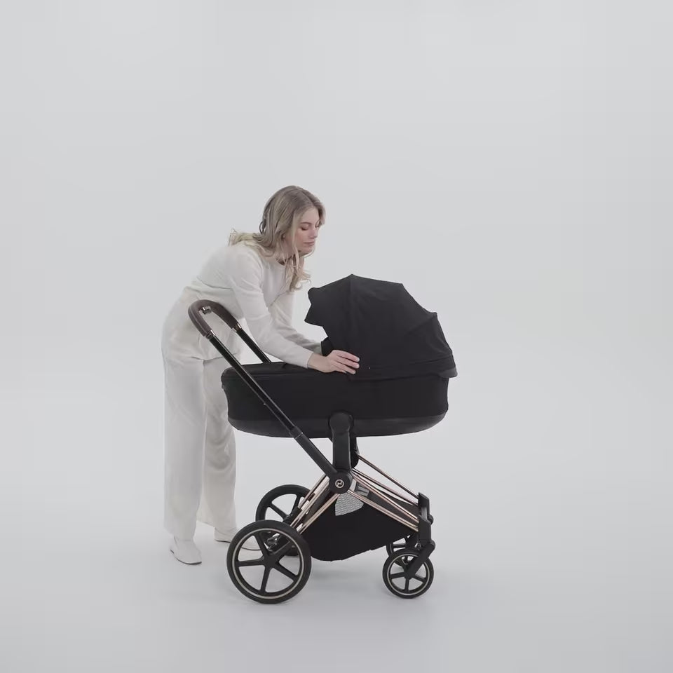 Load video: Cybex Platinum® Priam™ 2-in-1 Stroller with Foldable Carry Cot Comfort Cozy Beige | Matt Black