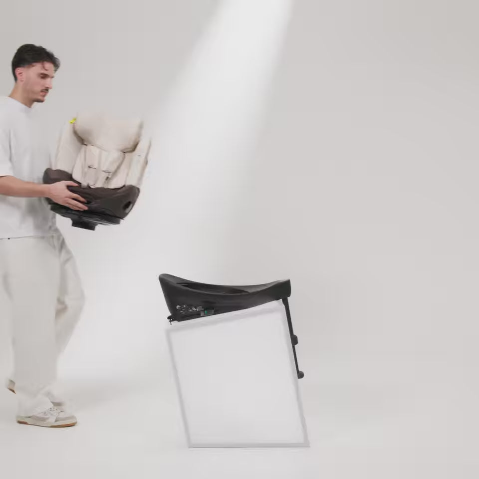 Load video: Cybex Platinum® Child Car Seat Sirona™ Si i-Size (61-105 cm) Style Off White