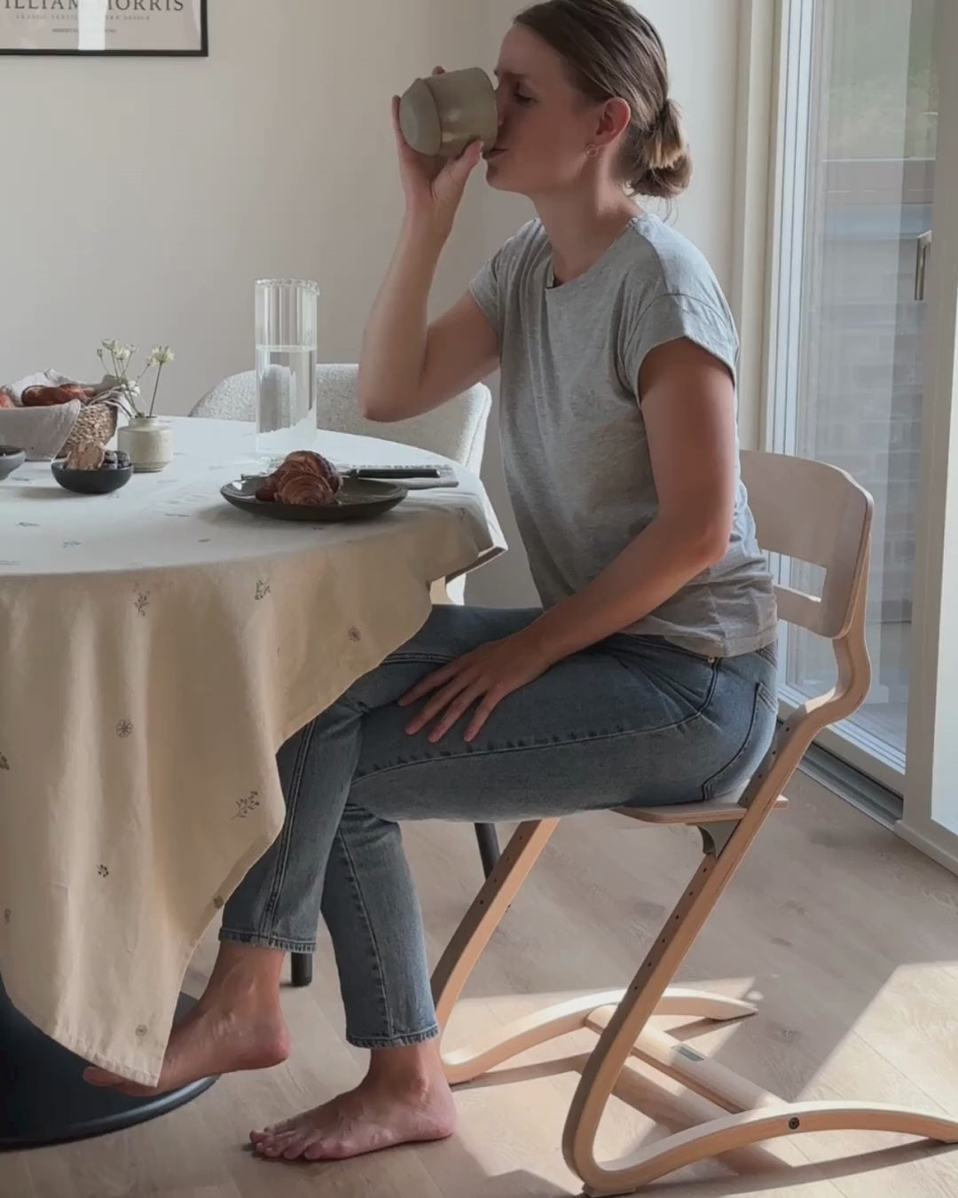 Učitaj video: Leander® Otroški stol za hranjenje 2v1 Louie™ Sage Green