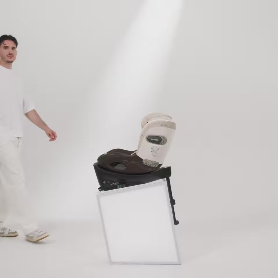 Load video: Cybex Platinum® Child Car Seat Sirona™ Si i-Size (61-105 cm) Style Off White