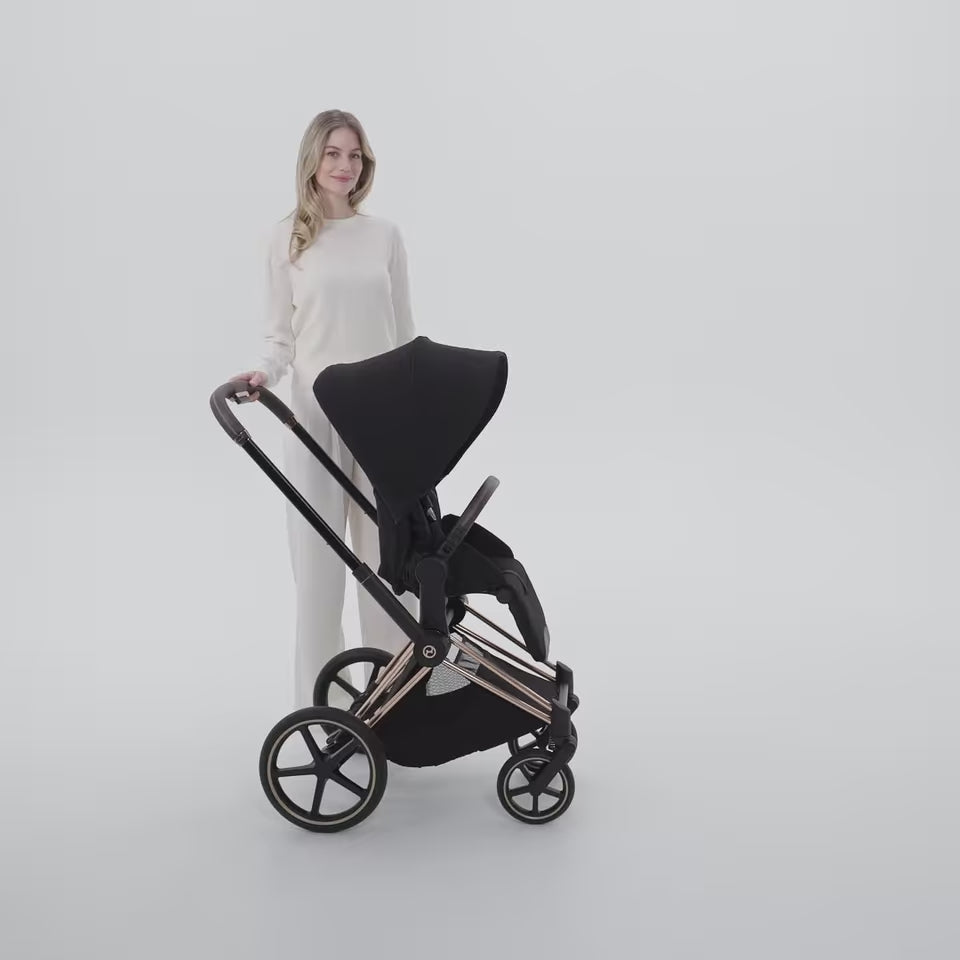 Charger la vidéo : Cybex Platinum® Otroški voziček s zložljivo košaro 2v1 e-Priam™ Comfort Sepia Black | Matt Black