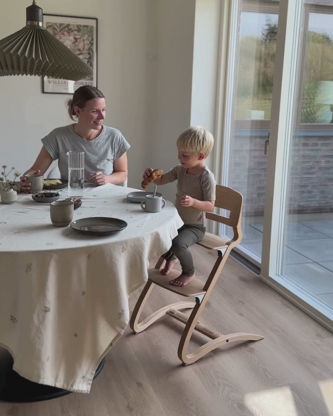 Učitaj video: Leander® Otroški stol za hranjenje 2v1 Louie™ Sage Green