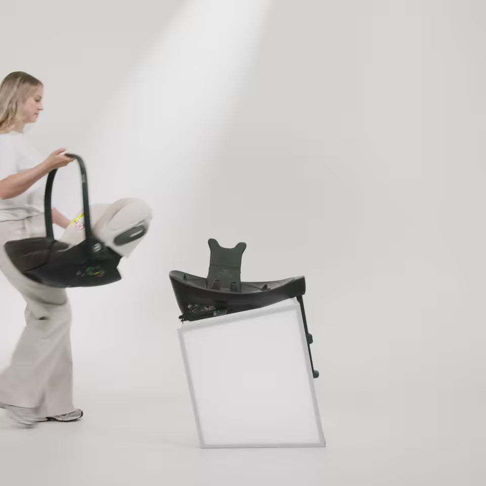 Naloži video: Cybex Platinum® Otroški avtosedež Cloud™ S i-Size (40-87cm) Sepia Black