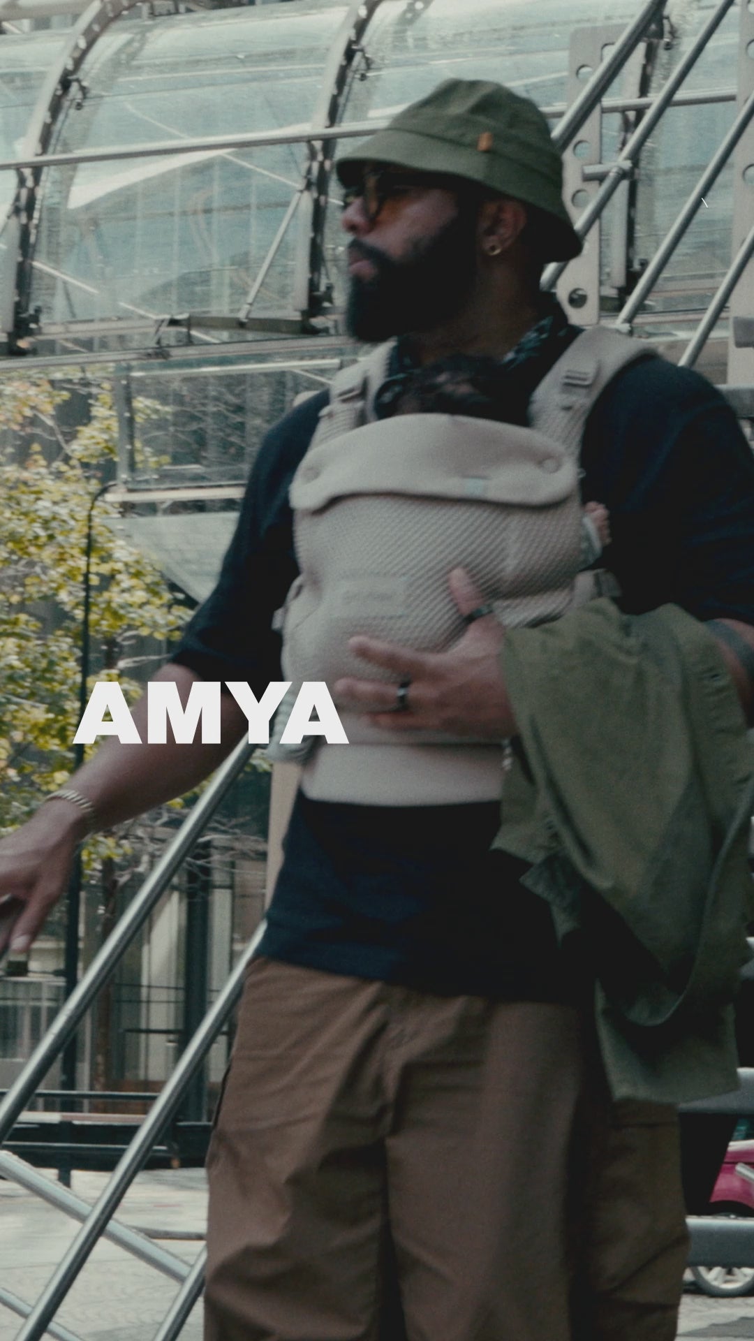 Naloži video: Cybex® Ergonomska nosilka Amya™ (3,2-15 kg) Dune Grey